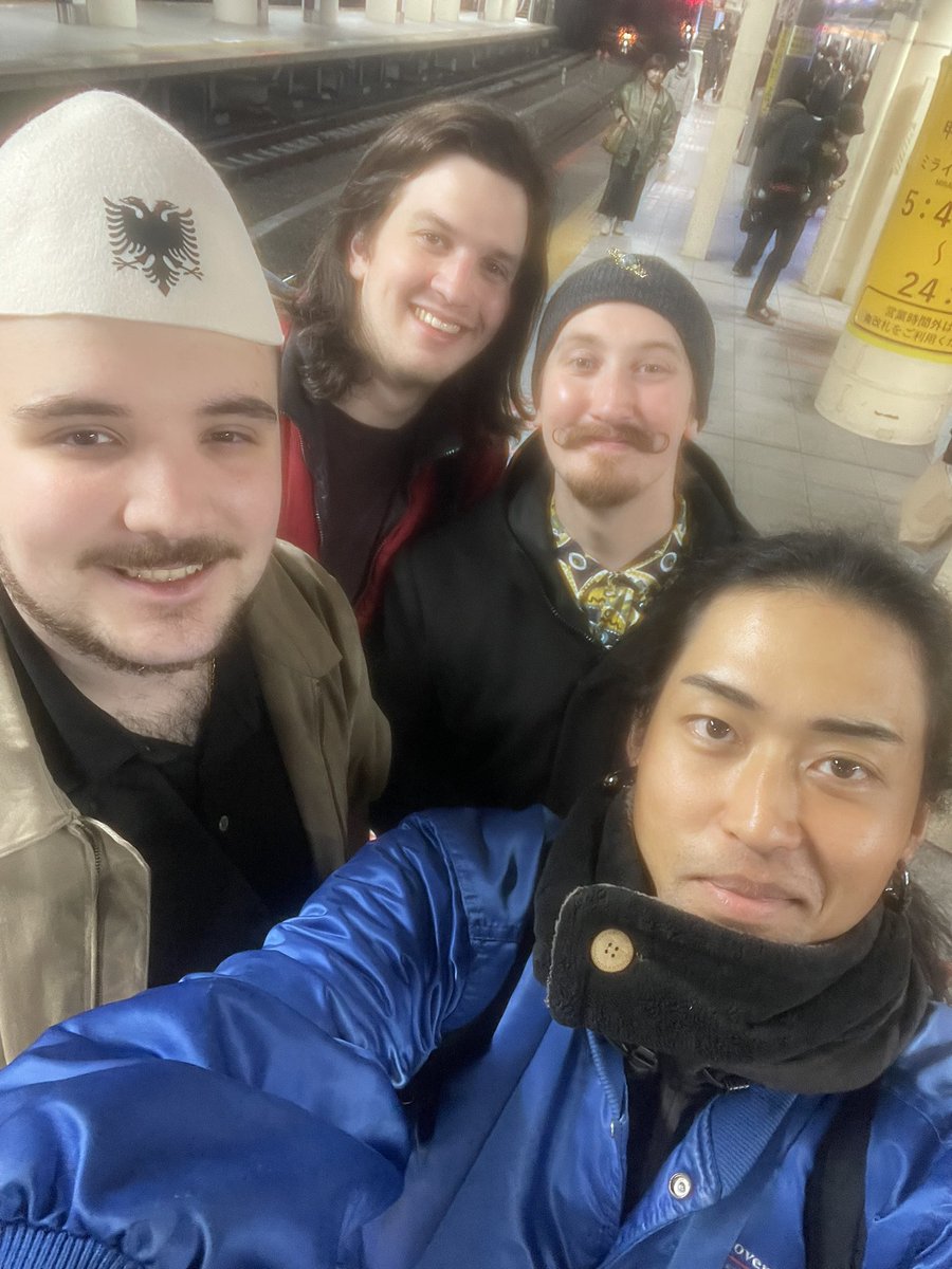 MusicKamesan's tweet photo. 大学時代の学友たちが日本に旅行中に会いに来てくれました。「日本の音楽シーンを見てみたい！」とのことだったのでお友達のコンサートへ。大満足だったようで、なぜか自分が誇らしい気分に。次は一緒にライブやろうぜジェイコブ。English translation in comment. https://t.co/nJuhuqqwNW