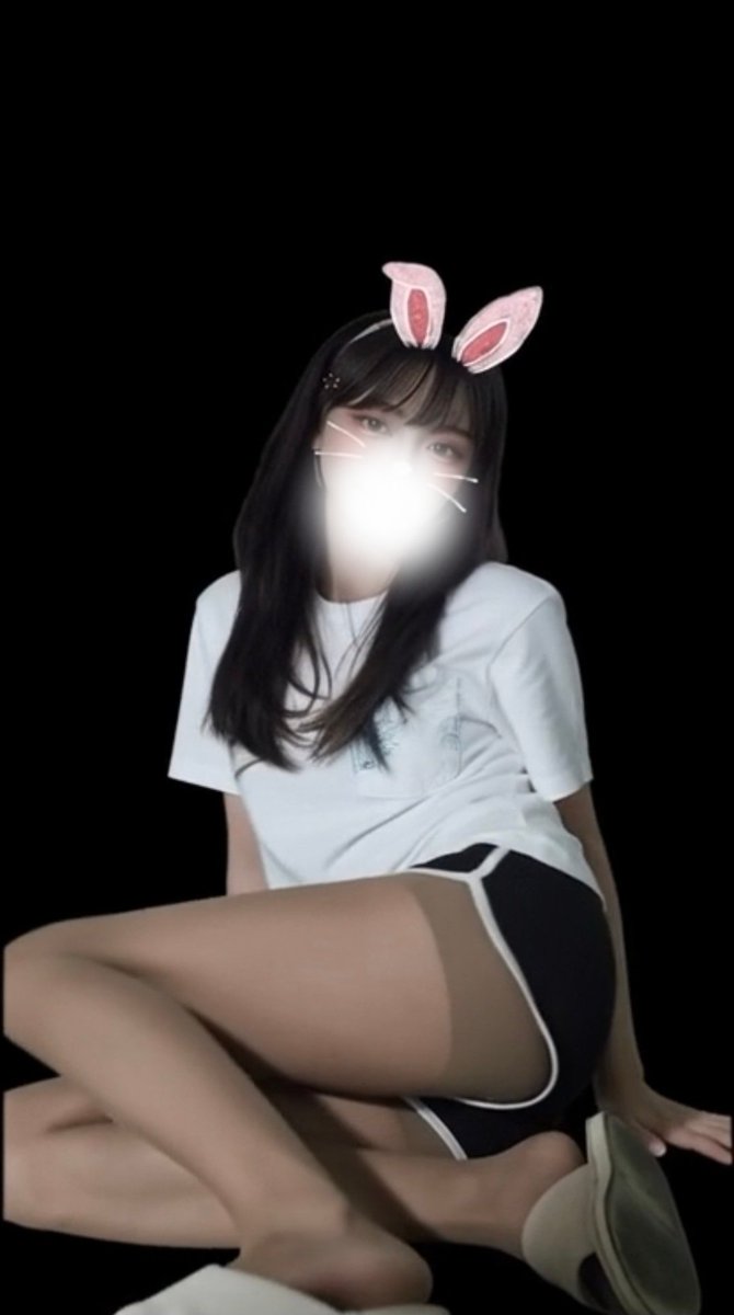 불금이다...
그래서 나도 섹시하게 입고 싶다 ㅋㅋ
목 늘어난 그지같은 티와 반바지...
전혀 안 야해보이네 ㅋㅋㅋㅋ

#섹시 #해당없음