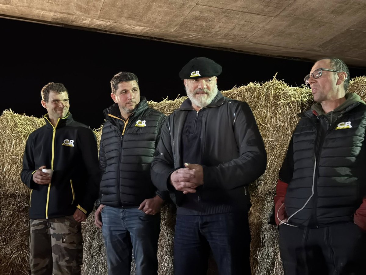 coordinationrur's tweet image. 🔴 MOBILISATION EN GIRONDE – CR33
🚜 Blocage en cours à Cestas : les agriculteurs de la Coordination Rurale de la Gironde (CR33) sont mobilisés sur le terrain pour faire entendre leurs revendications.👨‍🍳 Présence de Philippe Etchebest aux côtés des agriculteurs, en soutien à une…
