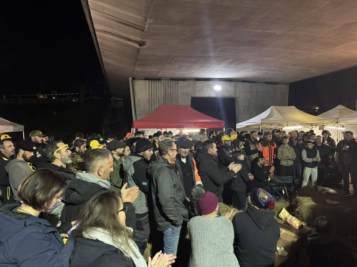 coordinationrur's tweet image. 🔴 MOBILISATION EN GIRONDE – CR33
🚜 Blocage en cours à Cestas : les agriculteurs de la Coordination Rurale de la Gironde (CR33) sont mobilisés sur le terrain pour faire entendre leurs revendications.👨‍🍳 Présence de Philippe Etchebest aux côtés des agriculteurs, en soutien à une…