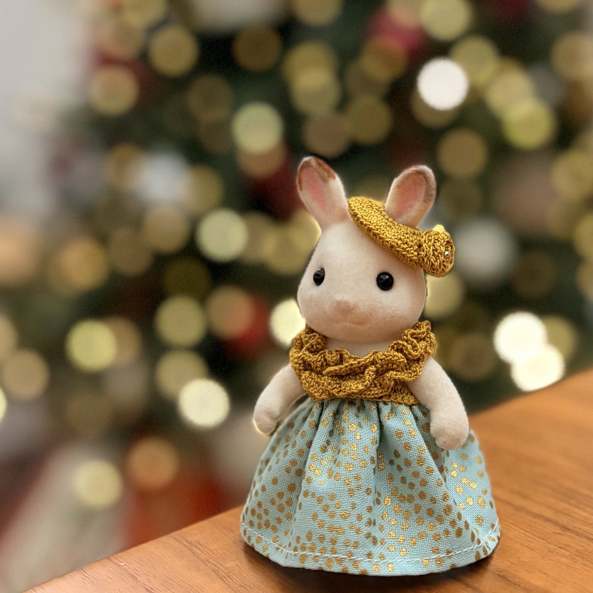 sylv_factory's tweet photo. 「款冬華 (ふきのはなさく)」

七十二候より、「款冬華 」の
ふきとのうをモチーフに

厳しい寒さの中、そっと蕾をふくらます
健気なふきのとう

凍てつく地の下では春の支度が着々と進んでいるのですね。

#sylvanianfactory
#modafabrics

https://t.co/IaSbBWUfpN https://t.co/w447ltxzOa