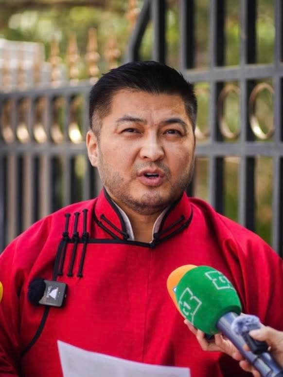 Талийгаач П.Энхмөнх агсан ХХААХҮ-ийн шинэ дэд Б.Нямжавтай ингэж муудаж байжээ.
"За миний 100 сая төгрөгийг гаргаж өгөх бололцоо боломж байхгүй байгаа юм шиг байна. Намайг блоклоод миний утсыг ерөөсөө авахгүй юм байна. Иймд Баасансүрэнгийн Нямжав болон түүний Монгол группийн