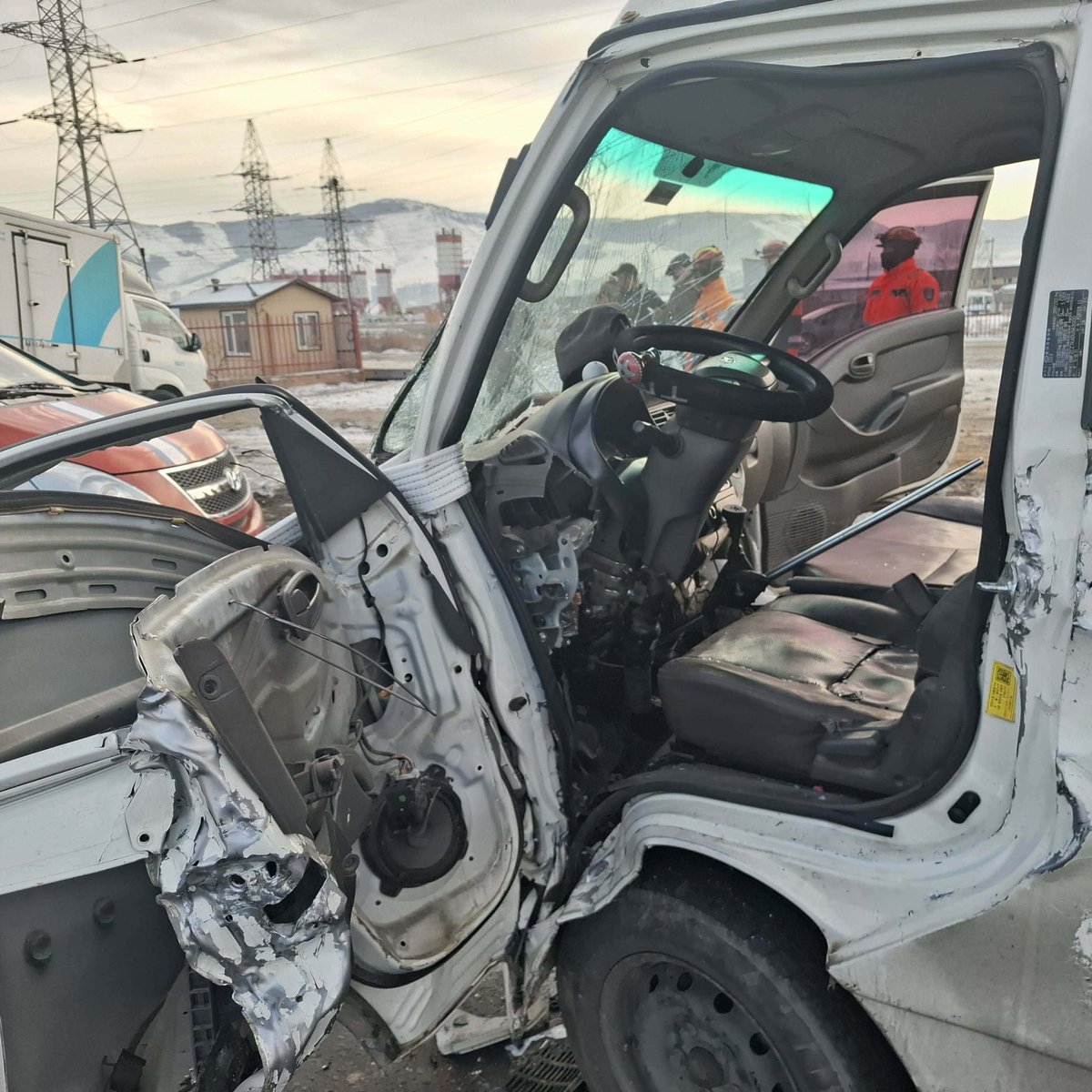 2025. 12.18 нд Хятад  улсын иргэн Х.У. Х унаж явсан ЖиКласс-500 маркийн машинаараа Замын хөдөлгөөний дүрмийг зөрчиж урсгал сөрж Урдаасаа явж байсан тээврийн хэрэгслийг мөргөж ноцтой зам тээврийн осол гаргасан бөгөөд тухайн зам тээврийн хохирогч болсон жолооч ноцтой бэртэж түнх