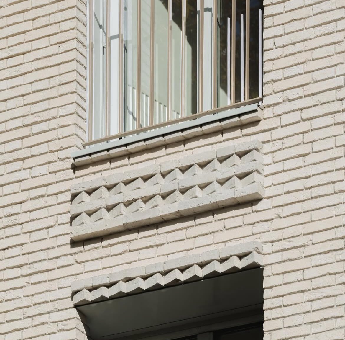 SustainableTall's tweet image. 24 social housing apartments on the outskirts of Paris, by Prinvault Architectes

Love the quality of brick detailing!
