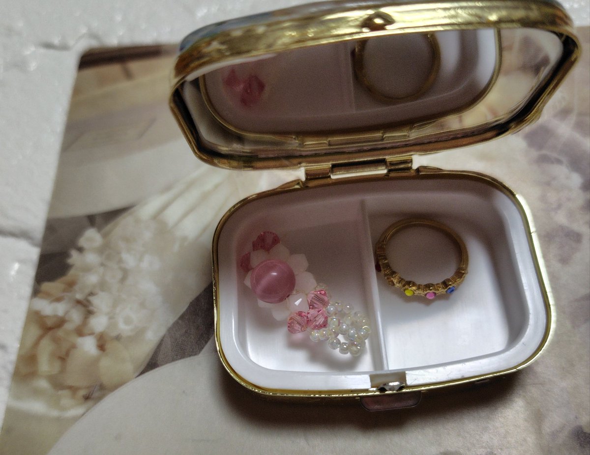 雪が降る日に。そっと掬い上げた⋯ 雪の結晶のピルケースです。 中心で