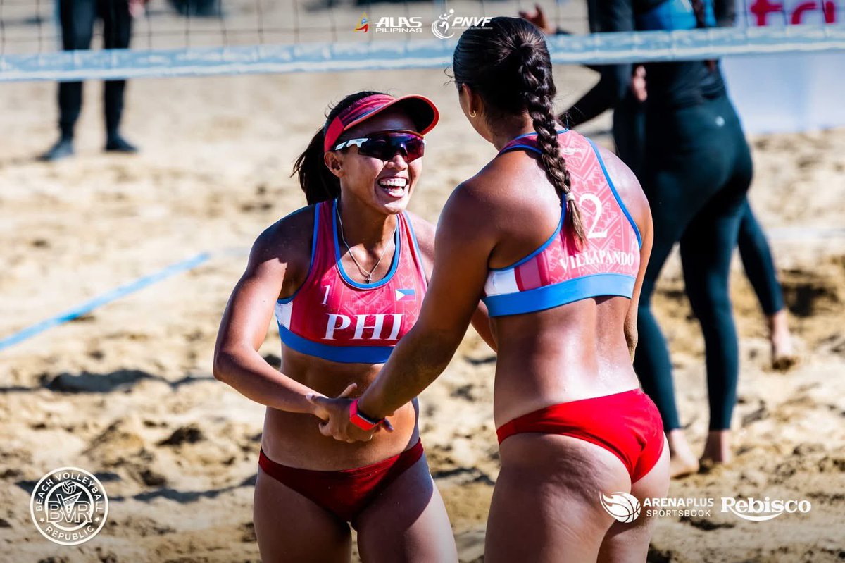 tj_canino's tweet image. 22 YEARS IN THE MAKING + MAJOR UPSET 🤯

🚨HISTORY MADE: THE 🇵🇭PHILIPPINES WINS ITS FIRST WOMEN’S BEACH VOLLEYBALL GOLD WITH A SWEEP OF 8-TIME DEFENDING CHAMPIONS 🇹🇭THAILAND! 🏆

✅Pons-Rondina (21-17, 21-15)
✅Sunnie-Dij (21-13, 17-21, 15-6)

🏖️🏐 | #SEAGames2025