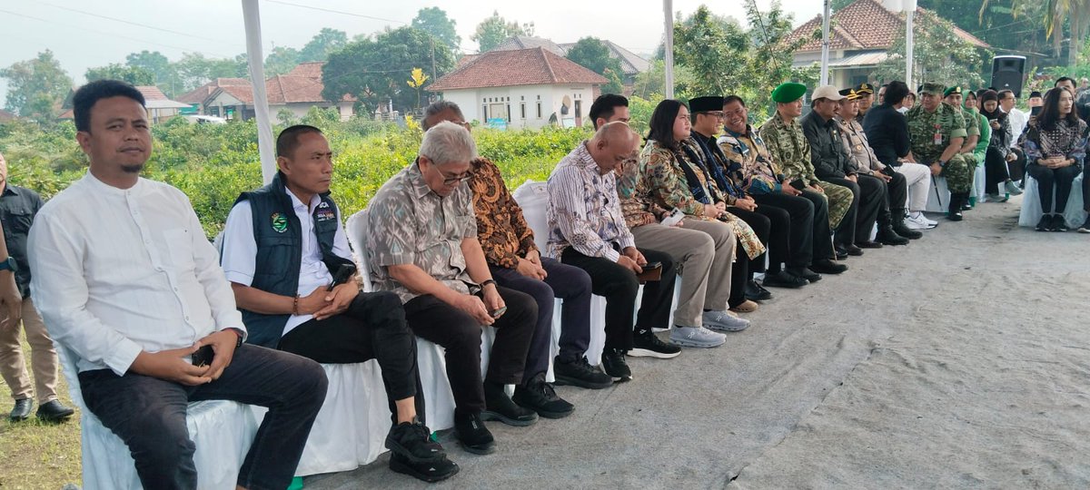Menteri desa Bapak Yandri Susanto, melaksanakan peletakan batu pertama pembangunan gerai KDMP di desa Gunungkuning, kecamatan Sindang, Kabupaten Majalengka Jabar
#MenteriDesaKawalKDMP
#PendampingDesakawalKDMP
#KDMPUntukKesejahteraanRakyat
<a href="/prabowo/">Prabowo Subianto</a>
<a href="/YandriSusanto/">Yandri Susanto</a>
<a href="/ArizaPatria/">Ariza Patria</a>