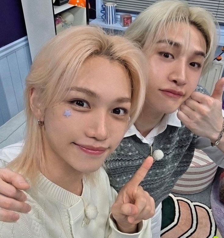 iqjsunv's tweet image. #chanlix au:
Onde Felix e Bangchan viviam brincando, em seu grupo de amigos, sobre serem um casal.

Ou

Onde os dois se gostavam de verdade, e todo o grupo sabia, menos eles.