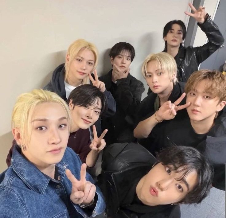 iqjsunv's tweet image. #chanlix au:
Onde Felix e Bangchan viviam brincando, em seu grupo de amigos, sobre serem um casal.

Ou

Onde os dois se gostavam de verdade, e todo o grupo sabia, menos eles.