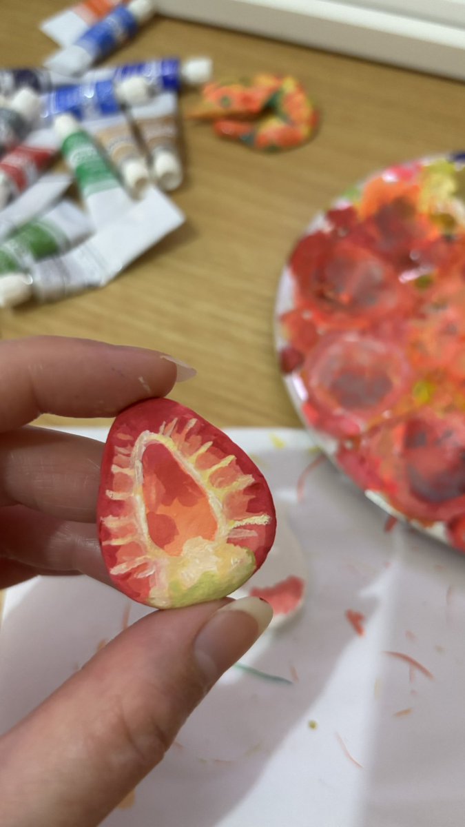 mhaikkun's tweet image. thing 1, thing 2 (and by thing, I mean strawberry) 🍓