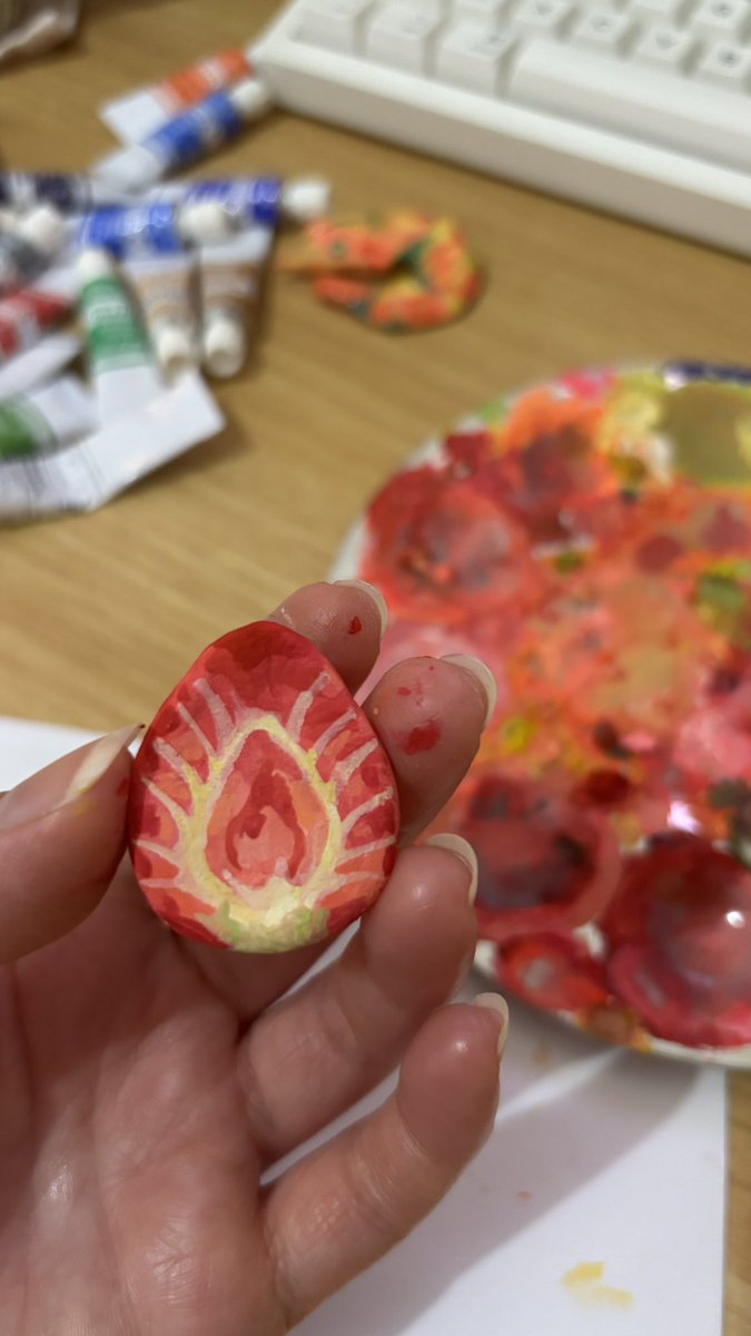 mhaikkun's tweet image. thing 1, thing 2 (and by thing, I mean strawberry) 🍓