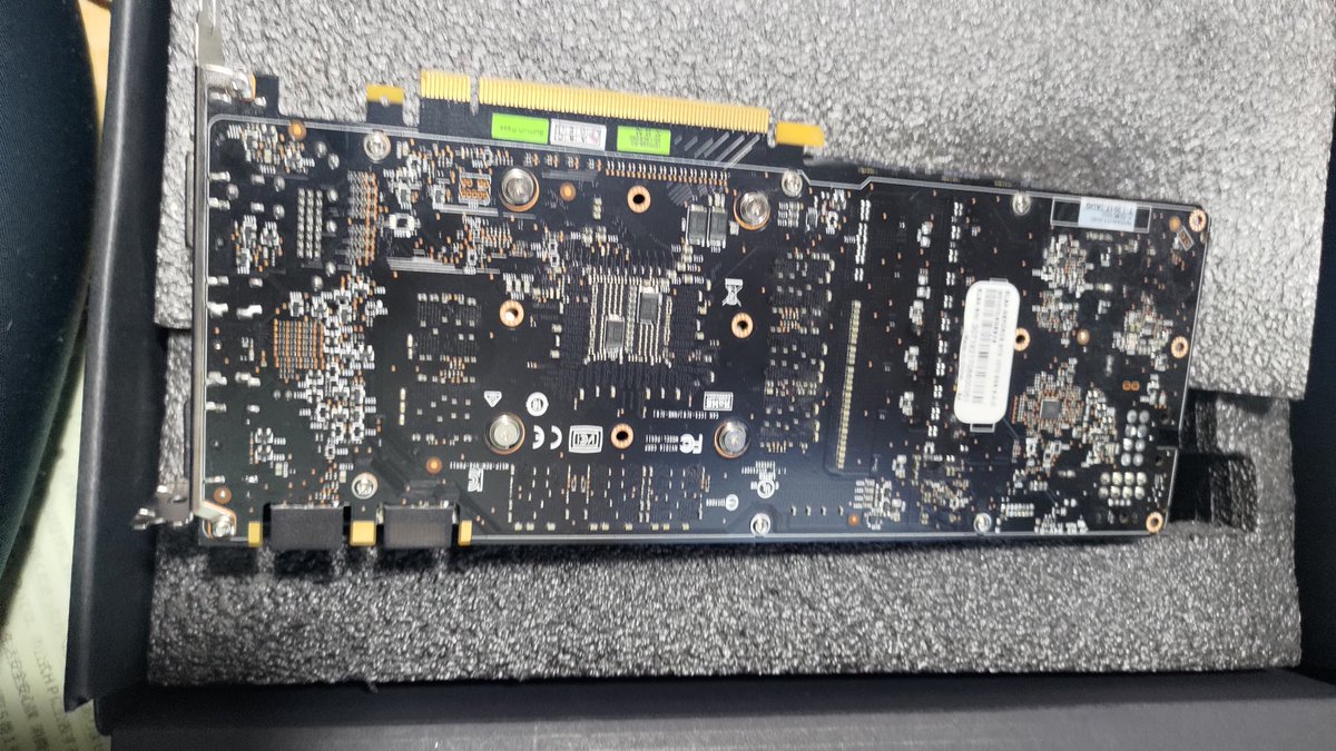 mayarisutenshu's tweet image. 今まで最高のグラボだったELSAのGTX1070。
そこまで高負荷な環境ではなかったが丸々7年以上ほぼフル稼働しててもまだまだ安定してた。
嫁用のPCでずっと頑張ってもらったが、今度はおいらの普段使いのPCに入れて頑張ってもらう所存。
グリス交換して年末の大掃除の時に入れ替え予定…
#ELSA #GTX1070