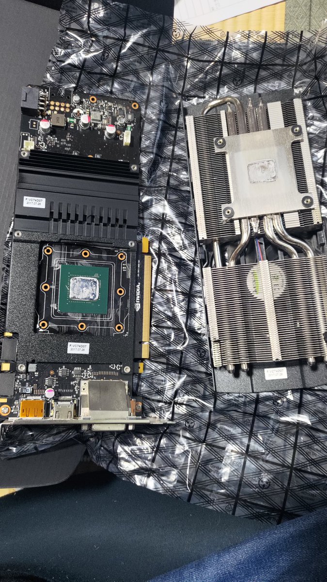 mayarisutenshu's tweet image. 今まで最高のグラボだったELSAのGTX1070。
そこまで高負荷な環境ではなかったが丸々7年以上ほぼフル稼働しててもまだまだ安定してた。
嫁用のPCでずっと頑張ってもらったが、今度はおいらの普段使いのPCに入れて頑張ってもらう所存。
グリス交換して年末の大掃除の時に入れ替え予定…
#ELSA #GTX1070