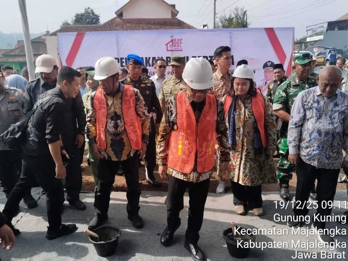 Mendes Bapak Yandri Susanto, melaksanakan peletakan batu pertama pembangunan gerai KDMP di desa Gunungkuning, kecamatan Sindang, Kabupaten Majalengka Jabar
#MenteriDesaKawalKDMP
#PendampingDesakawalKDMP
#KDMPUntukKesejahteraanRakyat
<a href="/prabowo/">Prabowo Subianto</a>
<a href="/YandriSusanto/">Yandri Susanto</a>
<a href="/ArizaPatria/">Ariza Patria</a>