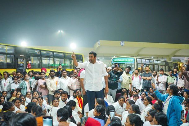 TVKActiveForce's tweet photo. Nurses who staged a protest demanding 10key demands,including job permanency,were arrested by the police &amp; dropped at the Kilambakkam bus terminus.

They later continued their protest there. In support, TVK officials visited the site and joined the protest.

#TVK_People_Protest https://t.co/T9IcnJqYOO