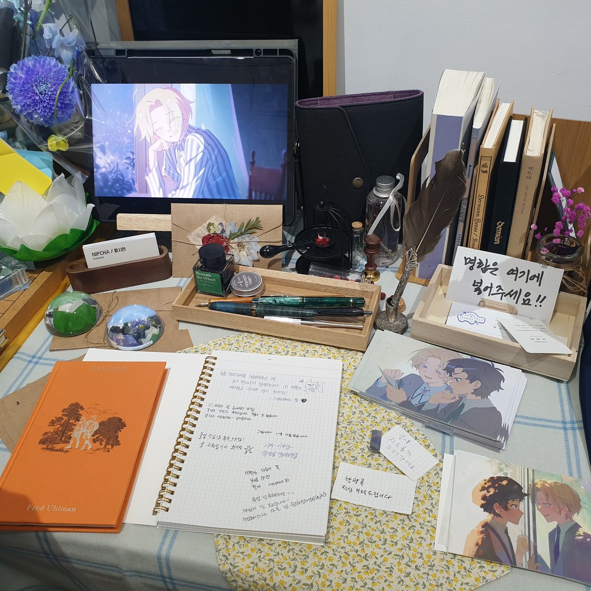 외부전시 부스입니다

감상평 남기실 수 있는 방명록과
배포용 엽서 명함 전시해두었습니다
엽서 자유롭게 가져가주세요~📖