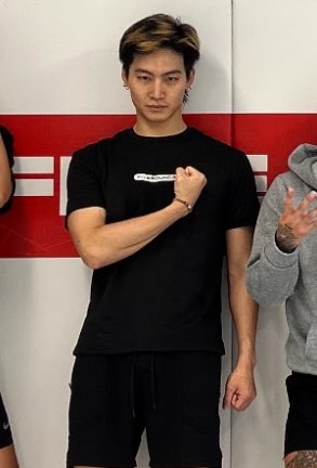 เห้ยต่อยมวยวันนี้พี่แจบอมไม่มอมว่ะ ค่ตหล่อออออ