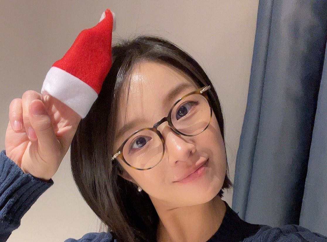 GuteslaX's tweet image. 2021년 12월쯤 사진인듯. 

화장도 옅게 하고 초 귀요미 였는데, 
그때도 꽤 시니어인줄 알고 촐랑거렸지 - (테슬람 2년 따리라 ㅋㅋ 엄청 신나가지고 ㅋㅋㅋ) 

지금 생각해보니 무척 어린 생각이었음. 

지나고 보니 오늘이 제일 젊고 체력이 있는거라 하루하루가 참 소중한거 같아 🥹