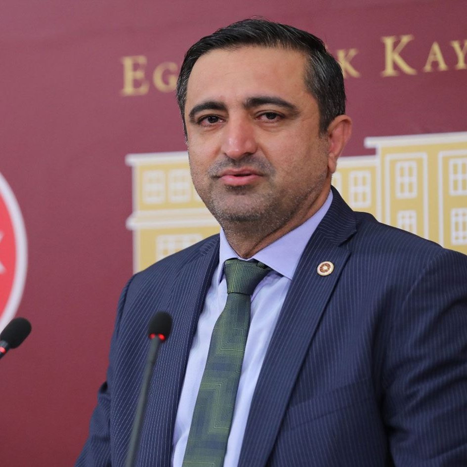 🗣️ HÜDA PAR Sözcüsü Serkan Ramanlı:

- İnsanlar geçinmek için çalışmıyor, borç çevirmek için yaşıyor. Bu sistem insanı yoran, aileyi dağıtan, toplumu çürüten bir sistemdir.

- Sistem, maalesef adalet üretmiyor, derde derman olmuyor ve kaynaklarımızı heba ediyor.

- Faiz varsa,