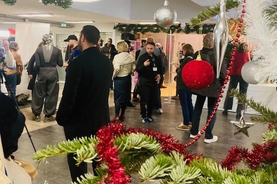 France3Paris's tweet image. Pour lutter contre l’isolement et la précarité des étudiants, sur sa plateforme, @StudHelp_  met en relation des familles volontaires et des étudiants seuls pendant les fêtes, 
france3-regions.franceinfo.fr/paris-ile-de-f… #précarité