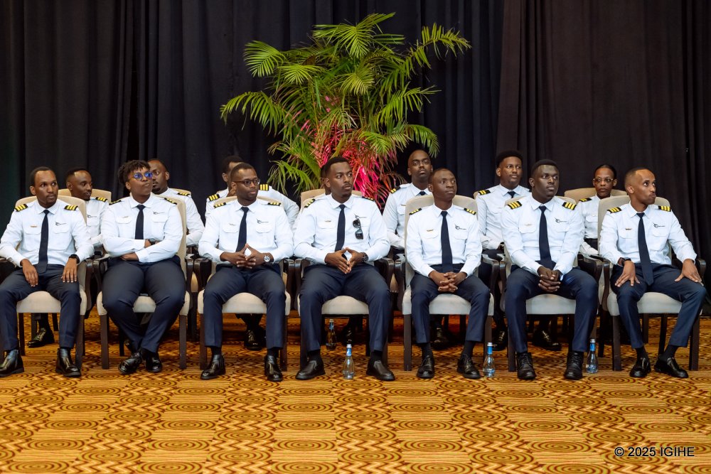 IGIHE's tweet image. Ishuri nyarwanda ryigisha ibyo gutwara indege rya Akagera Aviation School ryahaye impamyabushobozi Abanyarwanda 18 basoje amasomo y’imyaka ibiri, ndetse bose bizezwa kubona akazi muri RwandAir.

➡️igihe.com/amakuru/rwanda…