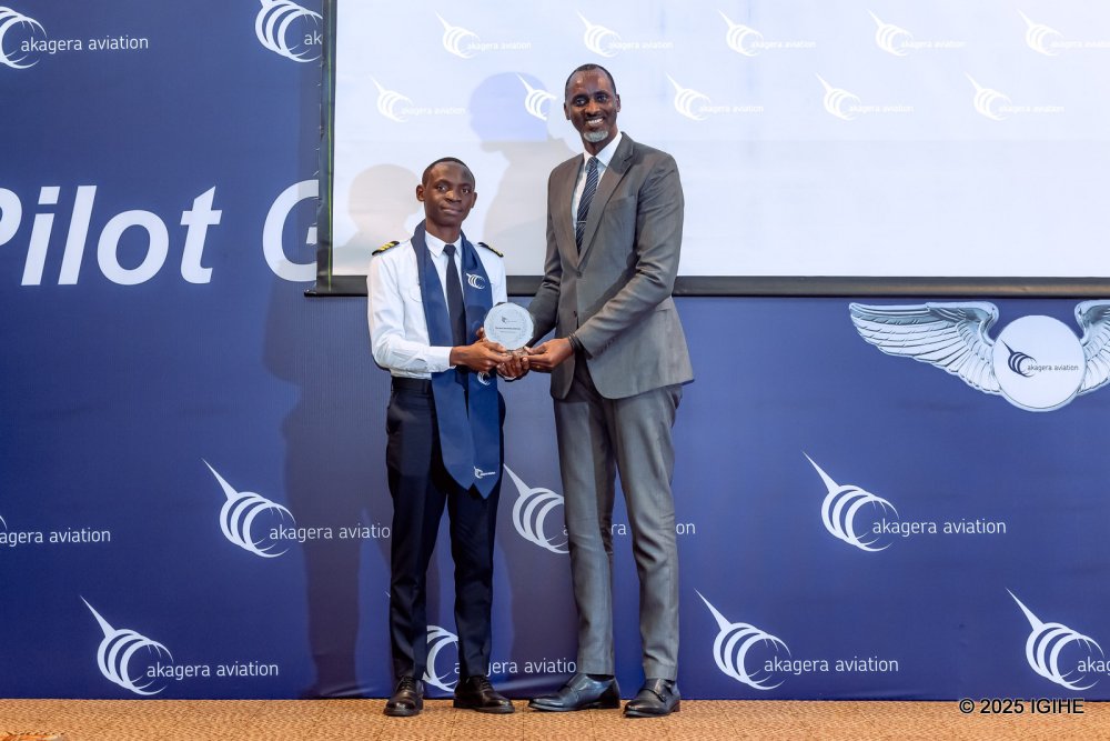 IGIHE's tweet image. Ishuri nyarwanda ryigisha ibyo gutwara indege rya Akagera Aviation School ryahaye impamyabushobozi Abanyarwanda 18 basoje amasomo y’imyaka ibiri, ndetse bose bizezwa kubona akazi muri RwandAir.

➡️igihe.com/amakuru/rwanda…