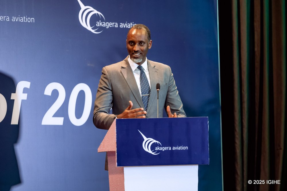 IGIHE's tweet image. Ishuri nyarwanda ryigisha ibyo gutwara indege rya Akagera Aviation School ryahaye impamyabushobozi Abanyarwanda 18 basoje amasomo y’imyaka ibiri, ndetse bose bizezwa kubona akazi muri RwandAir.

➡️igihe.com/amakuru/rwanda…