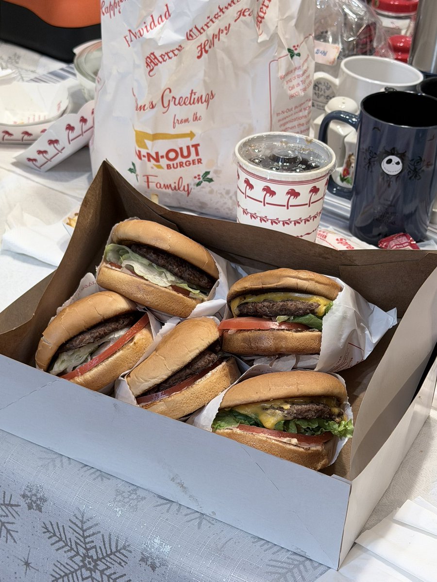 LA 인앤아웃 드뎌 먹어봄
근데요.. 3개 시켰는데 5개 ㅜㅜㅋㅋ
영어 못하는 내 잘못 🥺

#미국여행 #캘리포니아