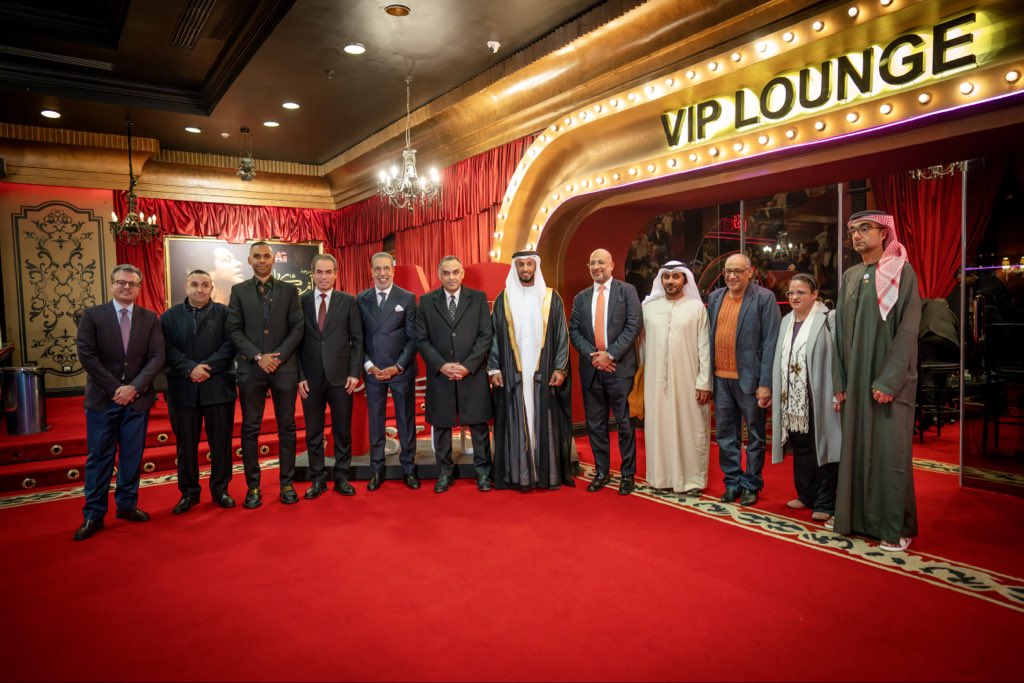 عشنا أمس في القاهرة تجربة استثنائية مع مسرحية «أم كلثوم.. دايبين في صوت الست»، تلك التحفة الفنية التي قدمت لنا نافذة مضيئة على عالم امرأة صنعت من صوتها وطناً يسكنه الملايين.. عندما دخلت المسرح، شعرت وكأن الزمن توقف عند محطة من محطات المجد المصري، فالمسرحية تأخذنا في رحلة عبر نهر