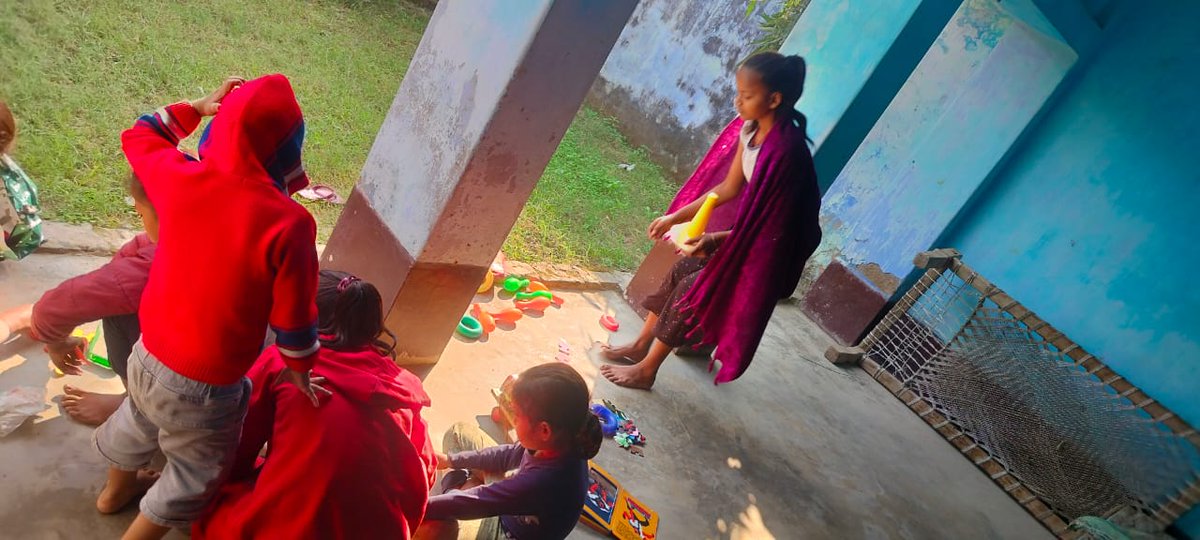 FutureRural's tweet photo. At our library, Children engaged in joyful, hands-on learning—solving puzzles, sharing resources, and learning together. These small moments of play-based learning help build confidence, creativity, and a love for education.

 #LearningThroughPlay #ChildDevelopment https://t.co/xBKbUs8X7I