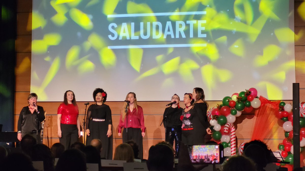 HUnivValdecilla's tweet photo. 🎤 Nuestros compañeros de @SValdecilla han celebrado la 7ª edición de su Gala de Navidad, un encuentro apoyado por la @fundacionMdV en el que hemos disfrutado de música y una versión teatralizada  de ‘Pesadilla antes de Navidad’. 

🔗 https://t.co/mF0Pum79xc

#SomosValdecilla https://t.co/COcimcastm