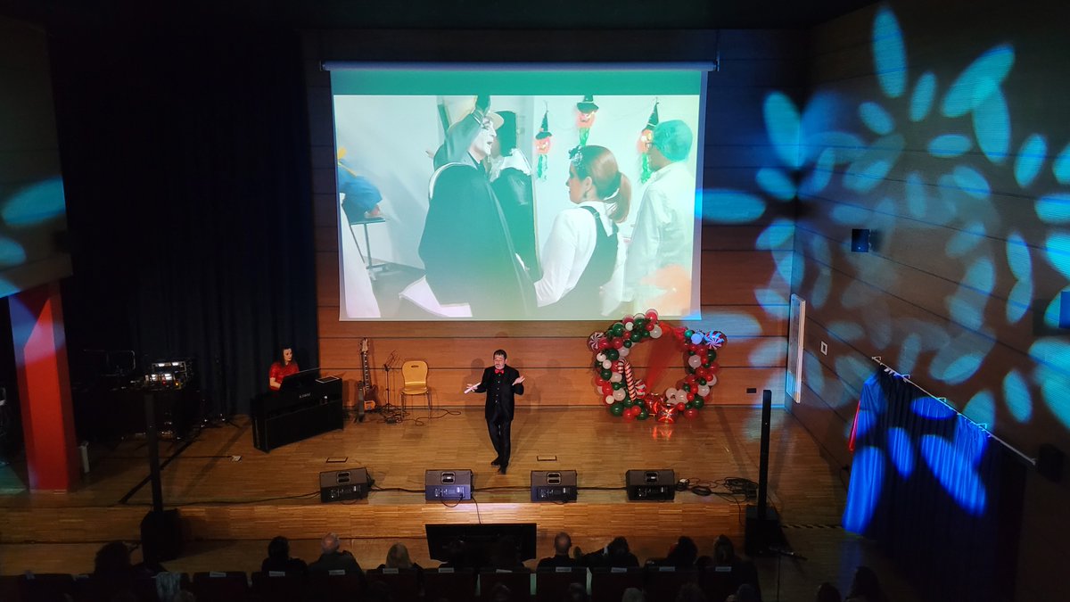 HUnivValdecilla's tweet photo. 🎤 Nuestros compañeros de @SValdecilla han celebrado la 7ª edición de su Gala de Navidad, un encuentro apoyado por la @fundacionMdV en el que hemos disfrutado de música y una versión teatralizada  de ‘Pesadilla antes de Navidad’. 

🔗 https://t.co/mF0Pum79xc

#SomosValdecilla https://t.co/COcimcastm