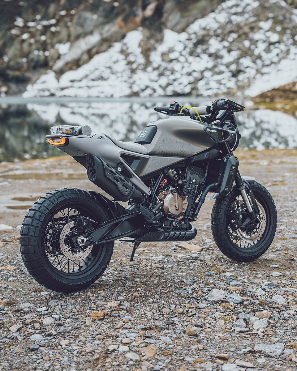 HusqvarnaMCJP's tweet photo. カスタムを施し、新しいルックスを手に入れたSvartpilen 801。

個性と精密さを表現するカスタムスタイル。
どこまであなたのこだわりを表現できるかを証明する一台。

あなたならどうカスタムする？

-----
金利0%ローンでSvartpilen 801を手に入れるチャンスは、12/24(水)まで！

▼詳細を今すぐチェック！
https://t.co/y3XIR0KYbE
-----

#Husqvarna #Svartpilen801 #ハスクバーナスタイル