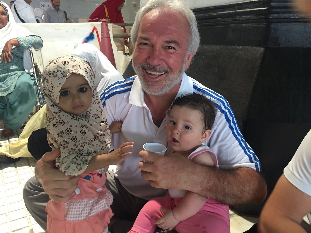 Herkese güvenme
Yolda kalırsın.
Her halini anlatma
Değersizleşirsin.
Her övgüye aldanma
Kaybedersin.
Her bildiğini söyleme
Cahil addedilirsin.
Her sırrını açığa vurma
Yalnızlaşırsın

Cuma’nın hayrı ve bereketi üzerinize olsun.
Selam ve dua ile…