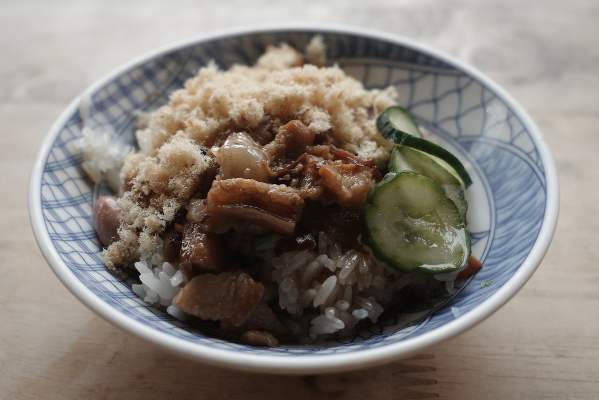 OOBE's tweet photo. 中午踩著單車到半個台南舊市區的鱔魚意麵午餐，可能是傳承中出了什麼差錯，味道和我記憶中熟悉的味道差了一點意思。

吃完鱔魚意麵和豬肝湯雖然已經八分飽，心有不甘的還是再到赤嵌樓旁邊吃了米糕和魚腸。

今天的天氣轉陰了，回家的路上有一點小雨，很舒適。 https://t.co/PmqhX8kgbZ
