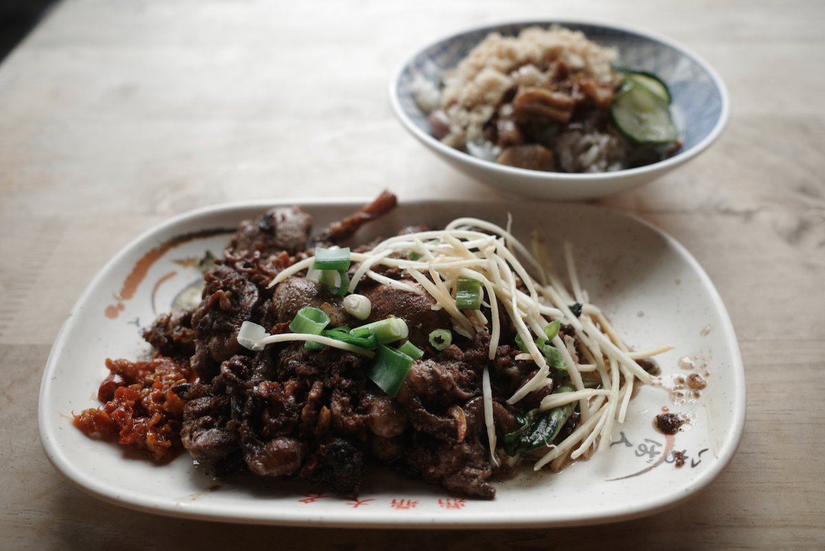 OOBE's tweet photo. 中午踩著單車到半個台南舊市區的鱔魚意麵午餐，可能是傳承中出了什麼差錯，味道和我記憶中熟悉的味道差了一點意思。

吃完鱔魚意麵和豬肝湯雖然已經八分飽，心有不甘的還是再到赤嵌樓旁邊吃了米糕和魚腸。

今天的天氣轉陰了，回家的路上有一點小雨，很舒適。 https://t.co/PmqhX8kgbZ