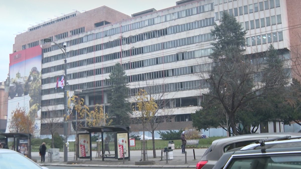 Vučić je skinuo platno sa Generalštaba, da nam pokaže kakvo je ruglo i otkrio da je zgrada Generalštaba, bombardovana tri puta i razorena projektilima pre 26 godina, i dalje u boljem stanju nego država.