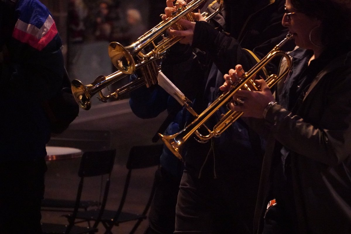 Hier soir, avec les collectifs et associations pour la journée internationale des migrant•es ! 

Face à l'urgence humanitaire à Clermont-Fd et dans le pays, il y a les lois autoritaires de Darmanin et Retailleau, et en face, la solidarité populaire qui fait front ✌️