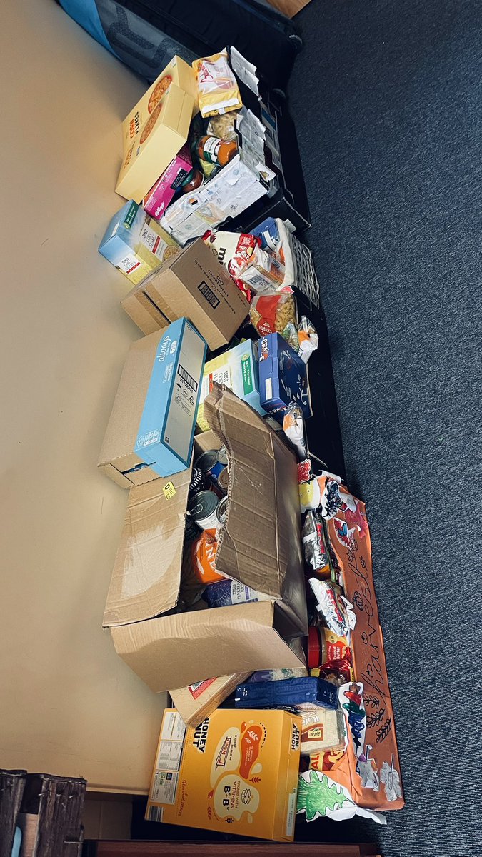 Thank you to <a href="/DeepdalePrimary/">Deepdale Community Primary School</a> for their generous donation. We really appreciate the support from the staff, pupils and families and the difference it will make for families across Preston 💛 #Preston #Deepdale #FoodBank #help  #Lancashire