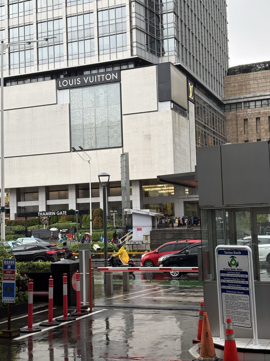 Mau pulang tapi ujan