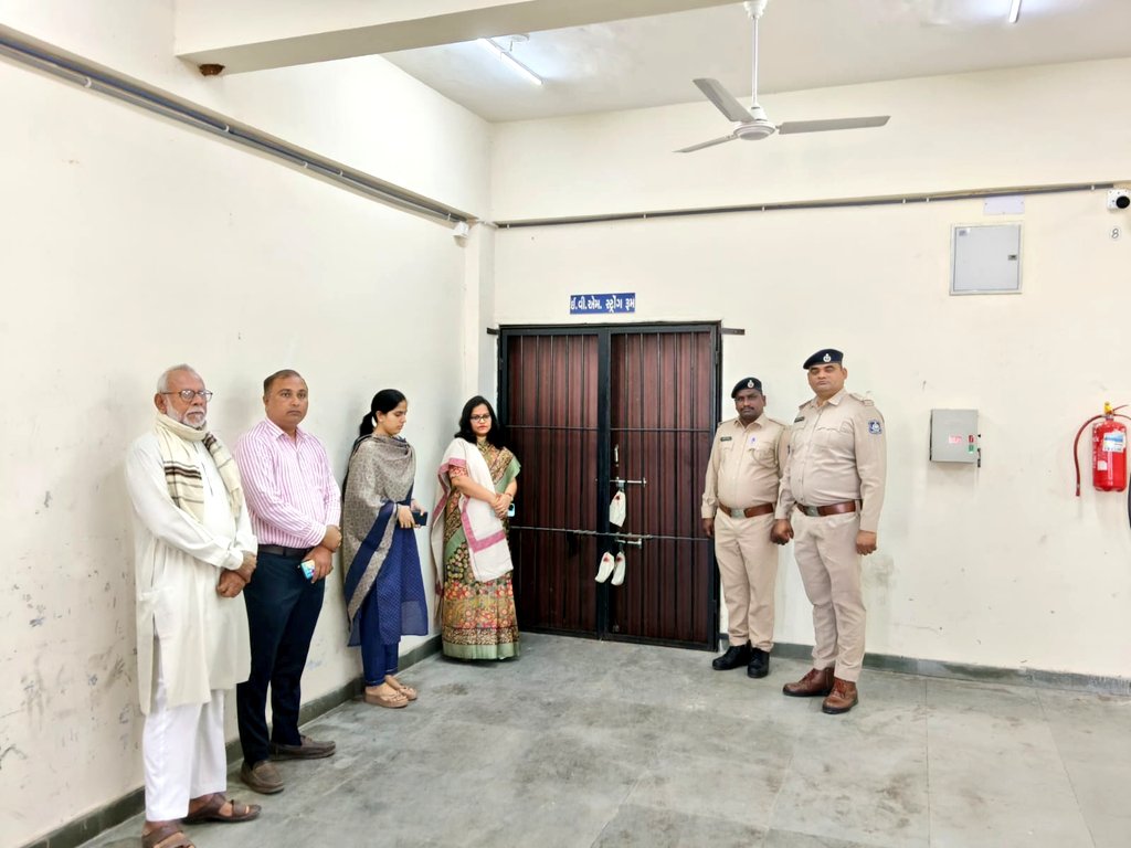 CollectorArv's tweet image. #EVM #VVPAT વૅરહાઉસ મોડાસાની આંતરિક સુરક્ષા વ્યવસ્થા નિરક્ષણ કરીને સીસીટીવી રૂમની તપાસણી અને સુરક્ષા વ્યવસ્થા તથા સ્વચ્છતા વ્યવસ્થાનું નિરીક્ષણ કરવામાં આવ્યું. @CEOGujarat @ECISVEEP