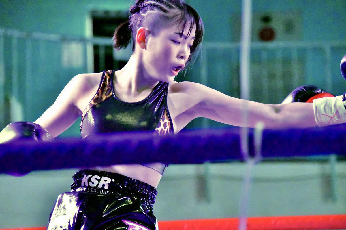 KROSS×OVER.34 2025 FINAL第1部の写真を。第0試合 女子Sクラス-44kg契約 2分2R 北野ひなた選手(MA楠誠会館)vs矢内夏穂選手（KSR GYM）。#KROSSOVER33 12/7 新宿FACE大会で勝利した"関西女子アマ最強"ひなた選手が連続参戦、2連勝に挑んだ。
#KROSSOVER34