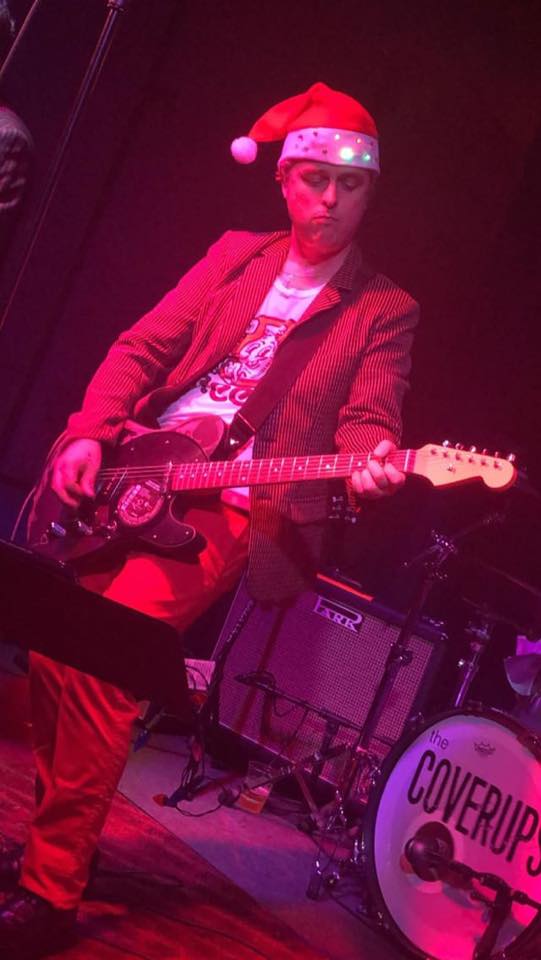 greenday_ita's tweet photo. On December 19, 2018, The Coverups, the side project featuring Billie Joe Armstrong, Mike Dirnt, Jason White, Bill Schneider, and Chris Dugan, took over The Ivy Room in Albany.
Were you there that night? Let us know!🎅🎄
#greenday #thecoverups https://t.co/V4FKNoo4ZX