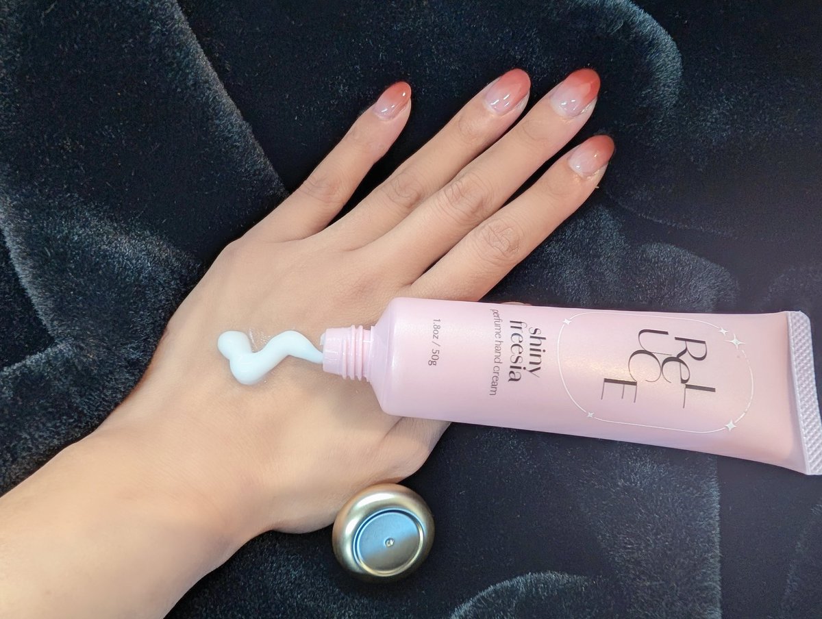 デパコスの香水の香りにそっくり！って噂のリルーチェのハンドクリームガチだった。ネイリストさんに「手めっちゃいい匂い！これ高いやつですよね？」って言われたけどごめんねドラスト価格でさ…しかもフワッとしたテクスチャでベタつかないし、美容成分も贅沢に入ってて優勝モノ👏【PR】