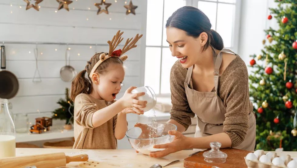 amanciaperez70's tweet image. Hablemos claro. Las Navidades son unas fiestas misóginas. Son las señoras las que se tienen que dar un palizón en la cocina preparando 150 platos, mientras los señoros se tocan los cojones en el sillón. Las mujeres nos tendríamos que plantar y hacer huelga estos días.