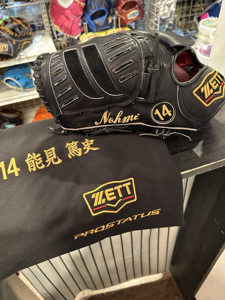 今日も #球児先生 に凄いグローブ 入って来ましたよ🔥 #阪神タイガース