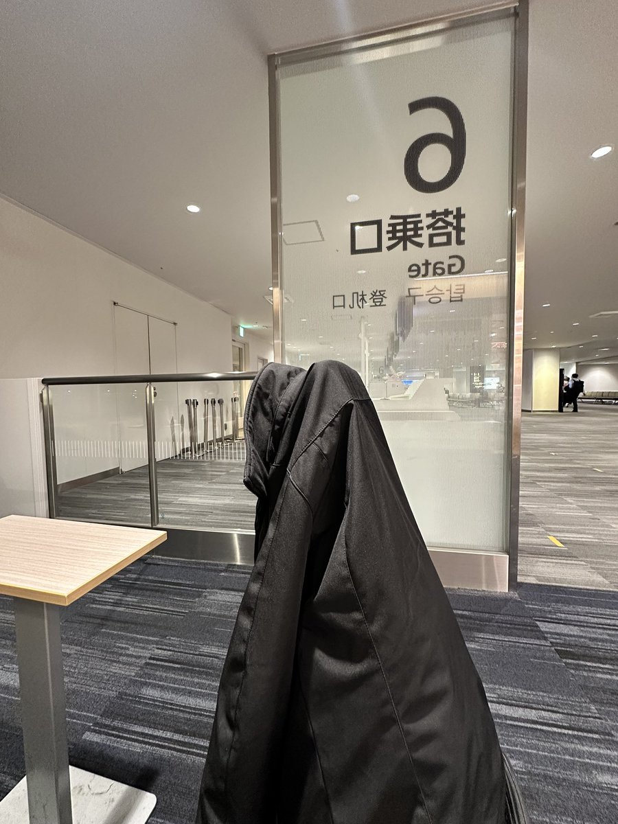 ASTRAYRED4's tweet image. #福岡空港
#JAL
さくらラウンジが満席で、ゲート前で1時間待ち。ここはここで居心地が良いわ