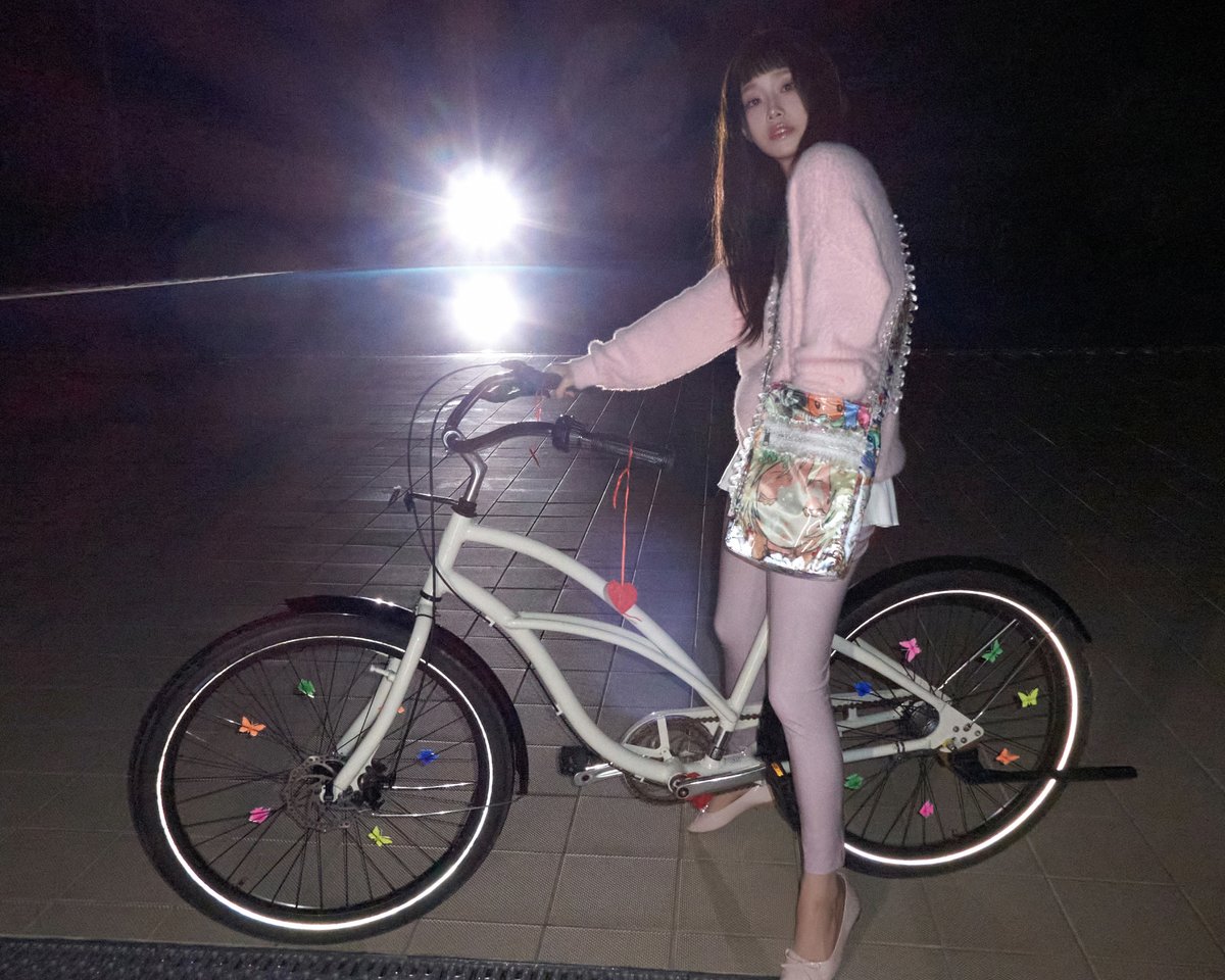 chuu_atrp's tweet image. [💿]
CHUU The First Album [XO, My Cyberlove]

🎧2026.01.07 6PM (KST)

그녀는 현실의 좌표와 맞닿아 있지 않다👽🪐
사람들이 서 있는 지면과 다른 층위에서 존재한다.

💙CYBERLOVE ARCHIVES

#CHUU #츄 #XOMyCyberlove