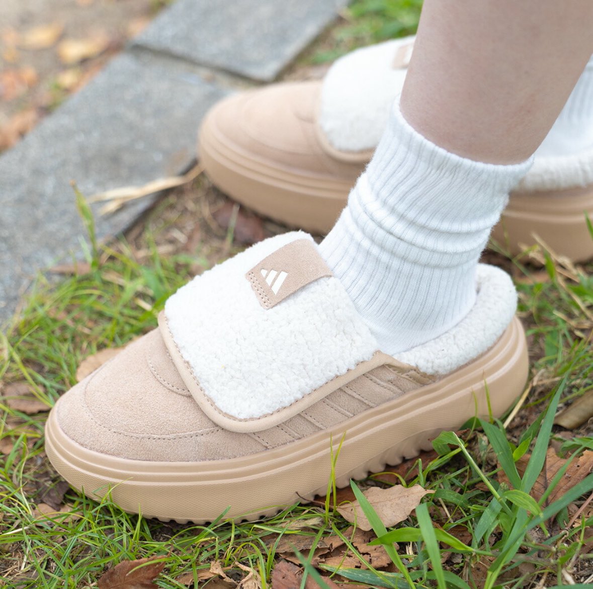 ねぇ、まって....。adidasどうしたん？？
冬はUGGブーツ一択かと思ってたけど、これヤバい🥹パッと見スニーカーなのにまさかのサボ。もこもこ×厚底でスタイルアップできるし、軽くてガシガシ歩けるの天才ww
これが実力の暴力です。