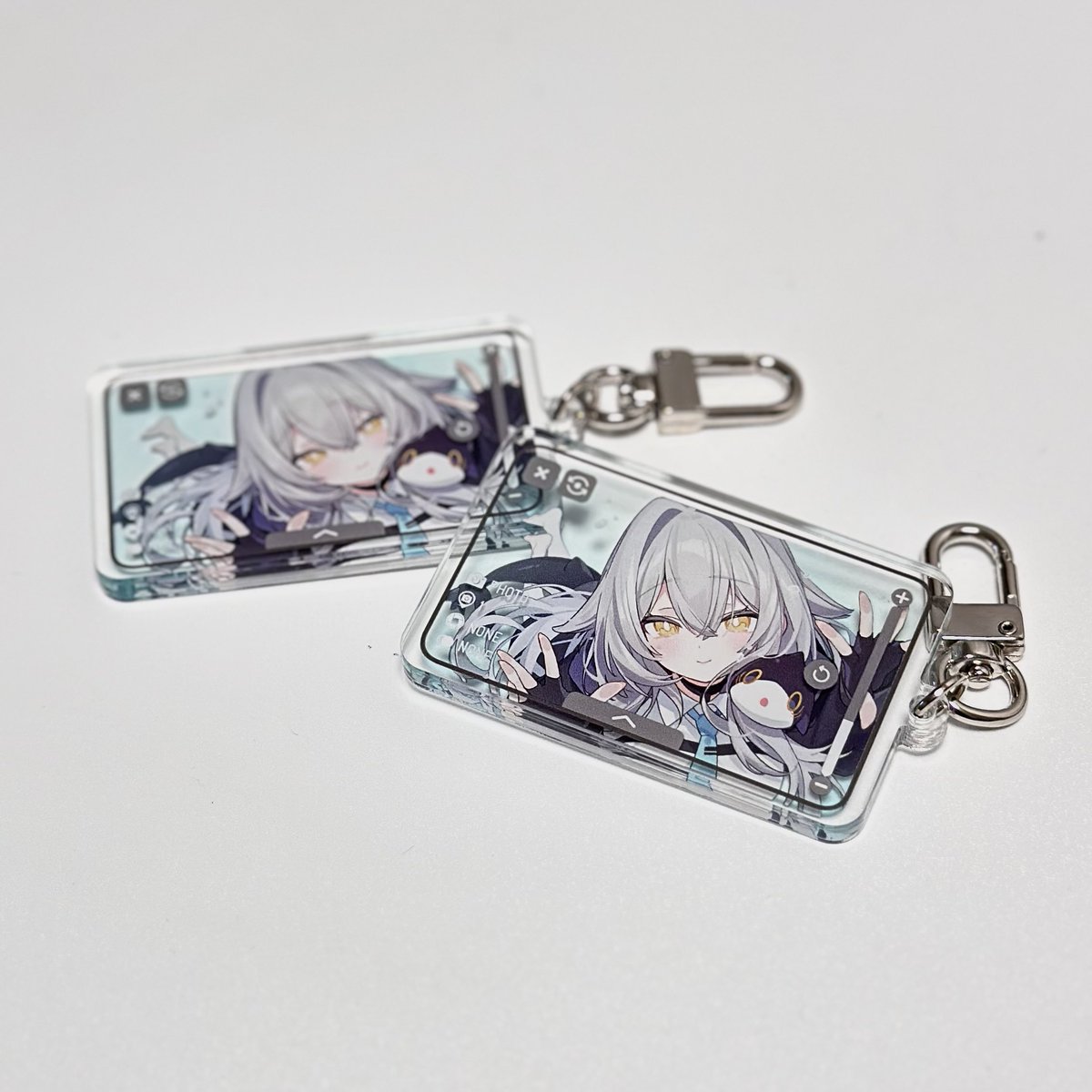 紹介遅くなっちゃったけど！
🩵ルルネちゃんアクリルキーホルダー🩵

2層印刷で厚みがあるので、
立てて飾ることも出来るよ〜🦈✨

#VketReal